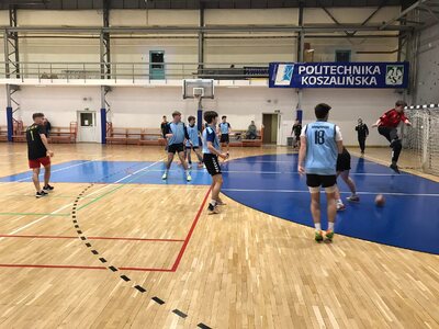 Sportowa rywalizacja w hali Politechniki Koszalińskiej