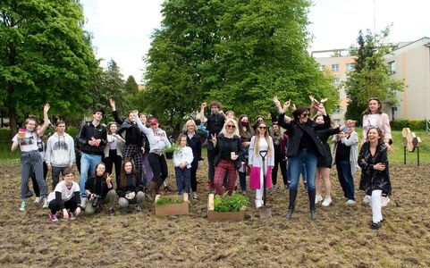 Wykładowcy i studenci przygotowali łąkę kwietną