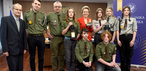 ,,Czyńmy Pokój" - Betlejemskie Światło Pokoju dotarło do Politechniki Koszalińskiej