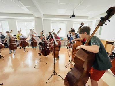 Moc kontrabasu na uczelnianych korytarzach